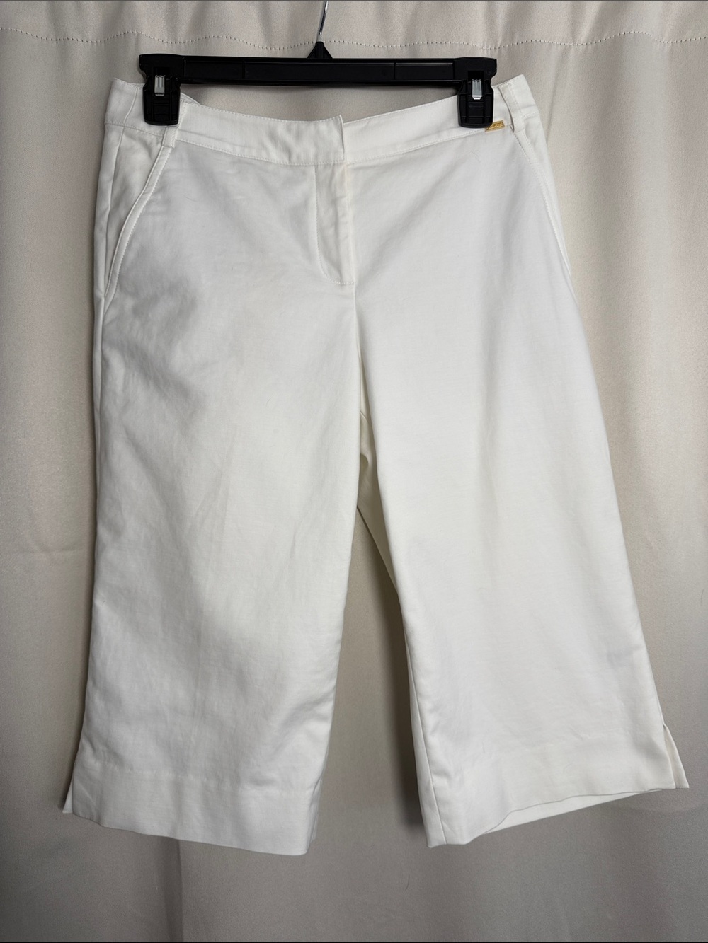 ST. JOHN White Bermuda Long Split Cuff Shorts Size 4